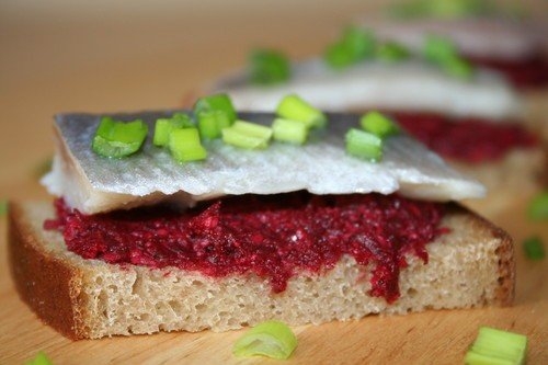 КАНАПЕ С ПЕСТО ИЗ СВЕКЛЫ И СЕЛЁДКИ