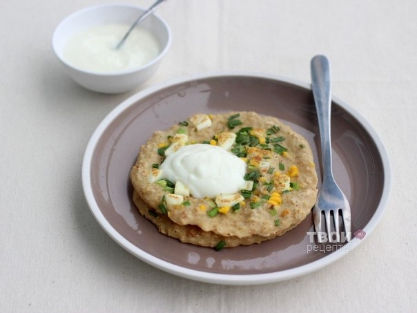 Овсяные блины с яйцом и луком