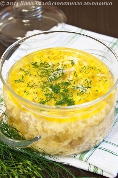 Куриный бульон с яйцом