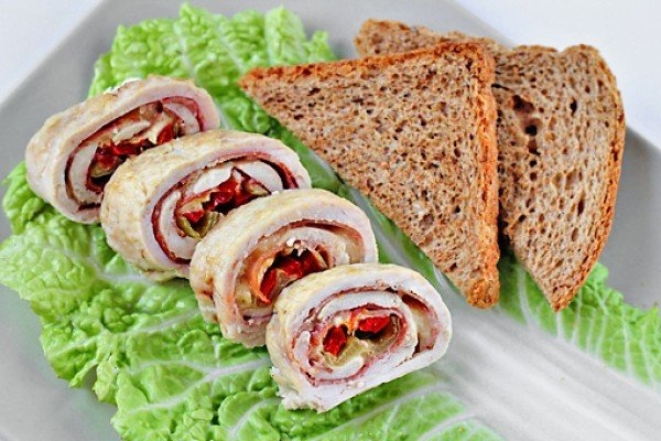 Куриные рулеты с ветчиной, сыром и сладким перцем