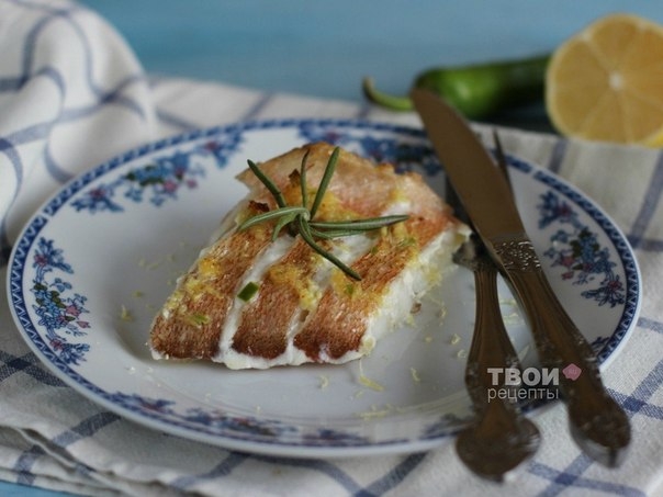 Запеченный морской окунь с лимоном и розмарином