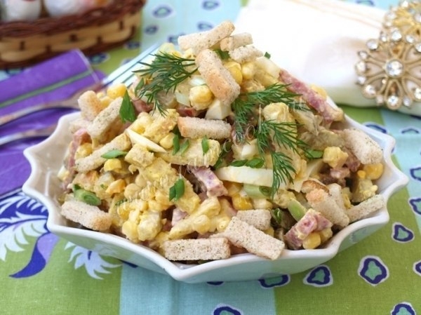 САЛАТ С СУХАРИКАМИ И КОЛБАСОЙ