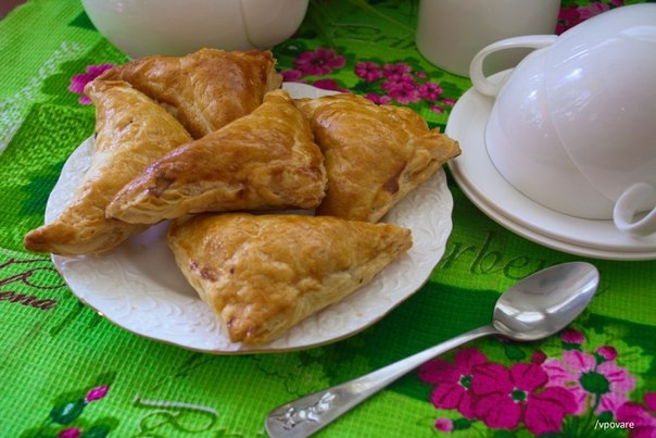 Пирожки из слоеного теста с грибами и курицей
