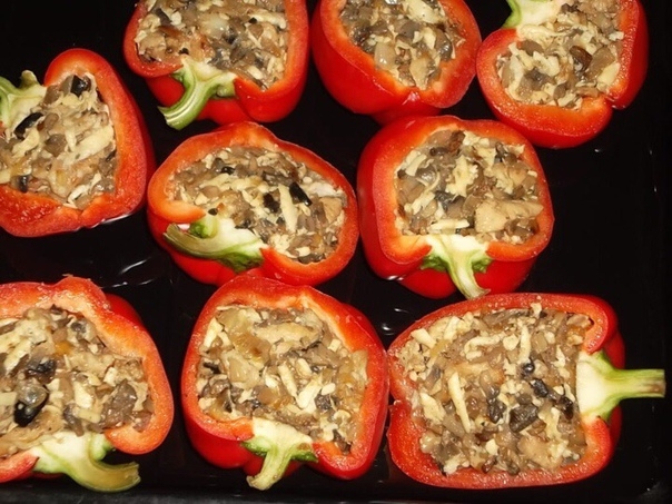Перец фаршированный грибами и курятиной