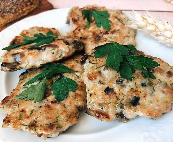 Куриные оладьи с зеленью и шампиньонами