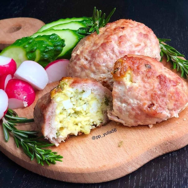 Куриные зразы с яйцом и зелёным луком.