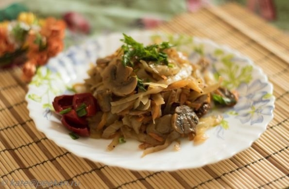Тушеная капуста с шампиньонами: супер-гарнир! Тушеная капуста с шампиньонами: супер-гарнир!