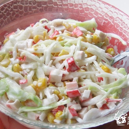 Салат с крабовыми палочками, кукурузой и капустой