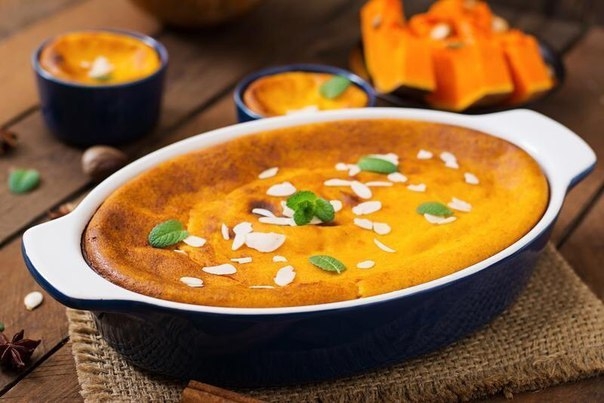 Любишь тыкву? Приготовь с ней вкусную творожную запеканку на завтрак.