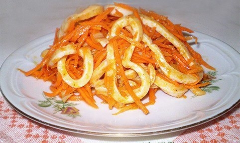 Питательный салат из кальмаров и корейской морковью
