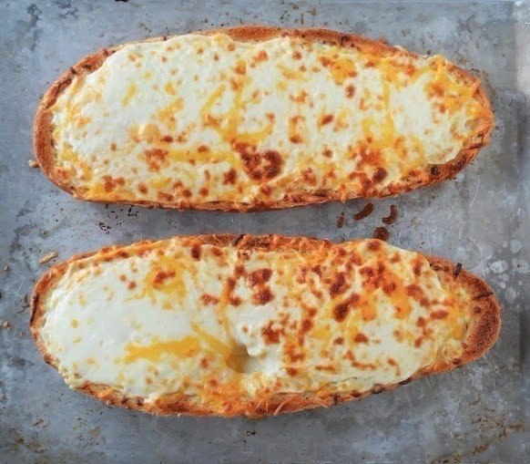 Чесночный хлеб с сыром