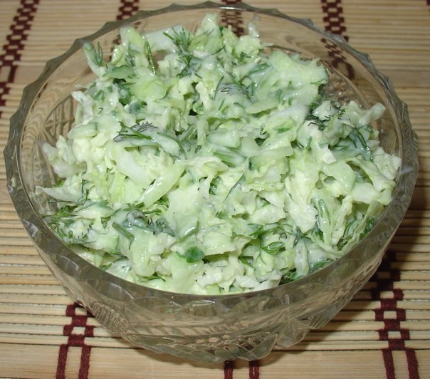 Салат из молодой капусты с сыром фета