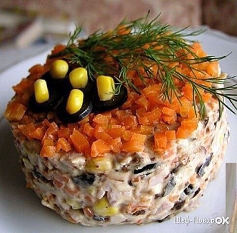 Вкусный салатик с курицы и чернослива