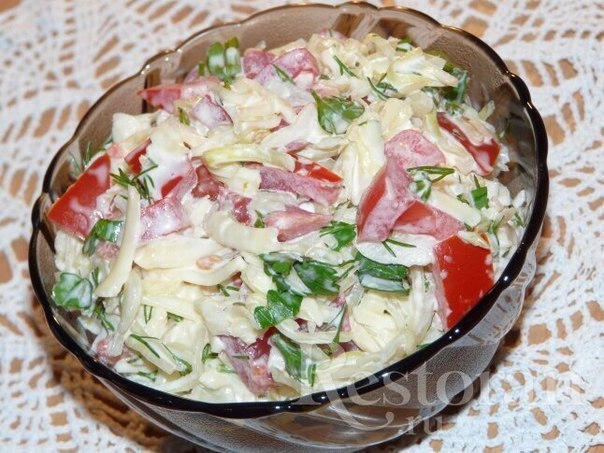 Салат с капустой, помидорами и сыром