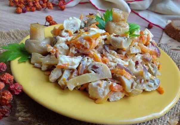 Салат с курицей и грибами на ужин