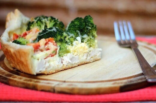 Слоеный пирог с курицей, брокколи и черри