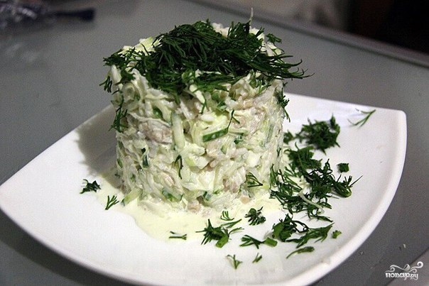 Салат с кальмарами и капустой