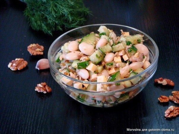 Белковый салат с куриным филе и фасолью