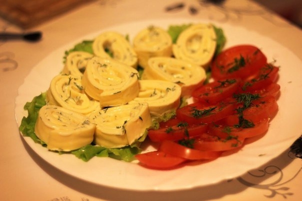 Яичный рулет с сыром и зеленью