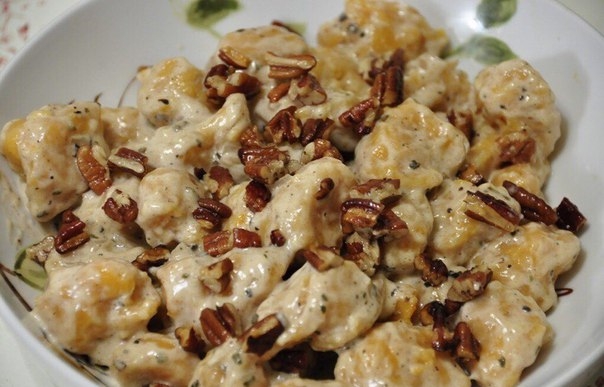 Курица, тушеная с шампиньонами