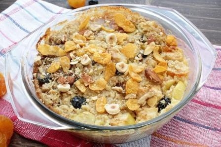 Овсянка с яблоками и изюмом в духовке