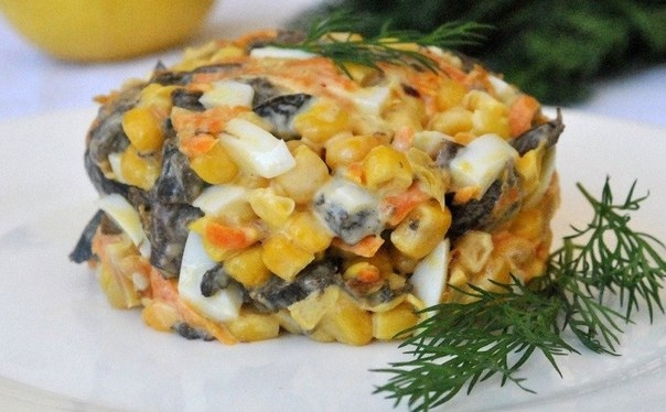 Салат с грибами, яйцами и кукурузой Салат с грибами, яйцами и кукурузой