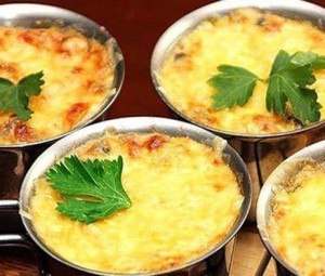 Куриное филе с грибами под сметаной с сыром
