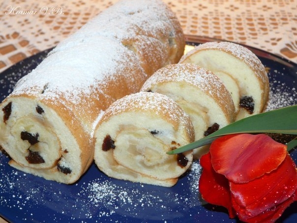 Нежный рулет с яблоками и черносливом.