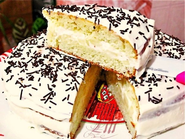 Творожно - сливочный торт с ананасами.