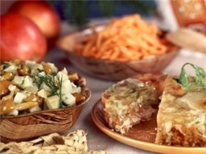 Бутербродный торт делают или с рыбными консервами, или с мясом. Это оригинальная закуска для праздни