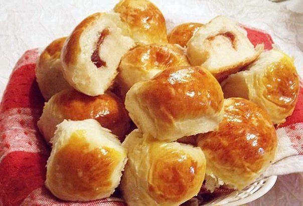 Сдобные булочки с повидлом.