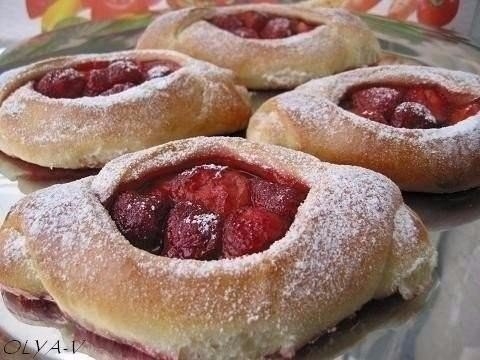 Булочки с клубникой