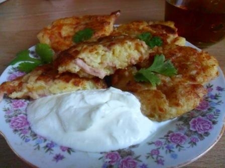 Картофельные котлетки с колбасой и сыром