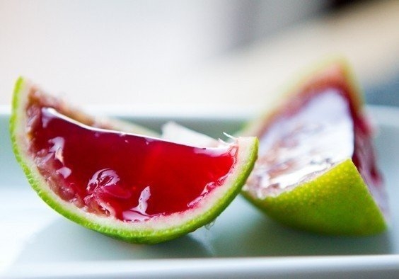 Запоминающийся десерт: малиновое желе в цитрусовых корочках с агар-агаром