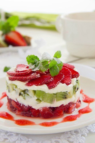 Десертный салат с клубникой и киви