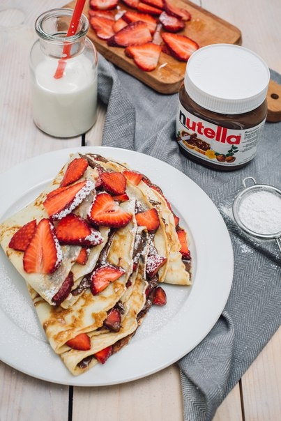 Блинчики с клубникой и ореховой пастой Nutella Блинчики с клубникой и ореховой пастой Nutella
