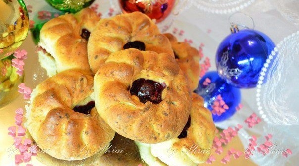 Творожные пирожки с вишней Творожные пирожки с вишней