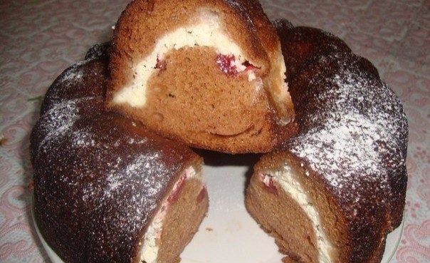 Пирог с творожной начинкой и клубникой