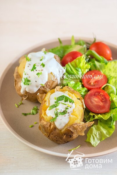 Запеченный картофель со сметанно-чесночным соусом Запеченный картофель со сметанно-чесночным соусом