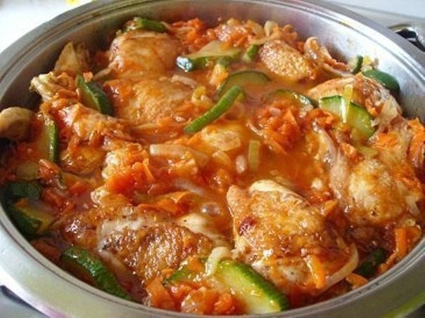 КУРОЧКА С КАБАЧКАМИ В СОУСЕ КУРОЧКА С КАБАЧКАМИ В СОУСЕ