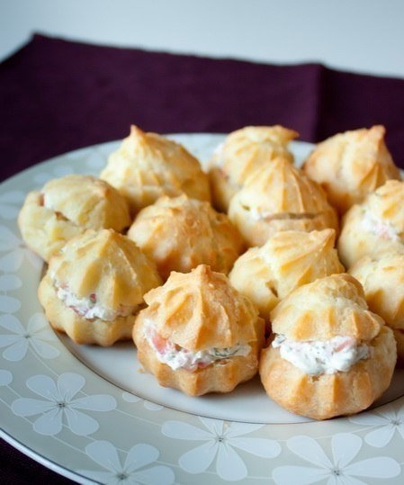 ПРОСТЫЕ ПРОФИТРОЛИ СО СЛИВОЧНЫМ СОУСОМ И ЛОСОСЕМ