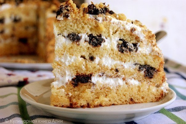 ВОЗДУШНЫЙ МЕДОВИК НА КЕФИРЕ С ЧЕРНОСЛИВОМ
