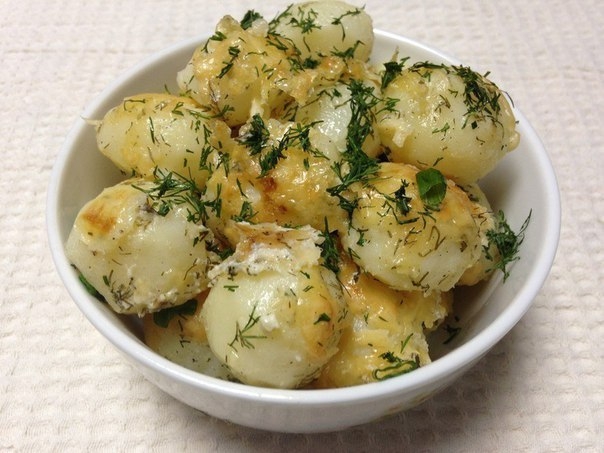 МОЛОДОЙ КАРТОФЕЛЬ ПОД СМЕТАННЫЕ СОУСОМ