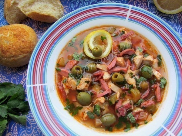 СОЛЯНКА С КУРИЦЕЙ И КОЛБАСКАМИ СОЛЯНКА С КУРИЦЕЙ И КОЛБАСКАМИ