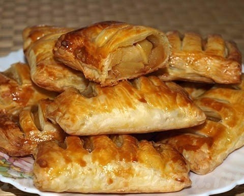 СЛАДКИЕ СЛОЙКИ С ЯБЛОЧКАМИ СЛАДКИЕ СЛОЙКИ С ЯБЛОЧКАМИ
