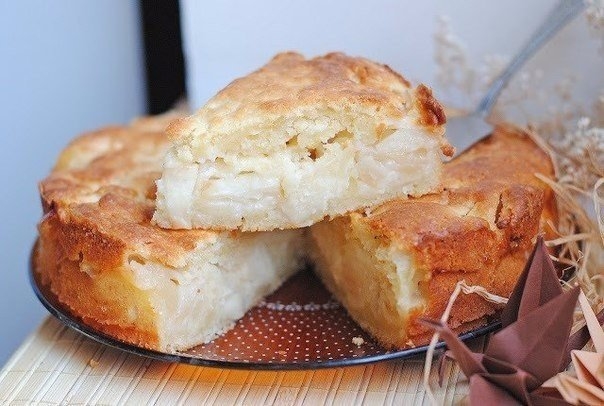 Творожный пирог с яблоками.