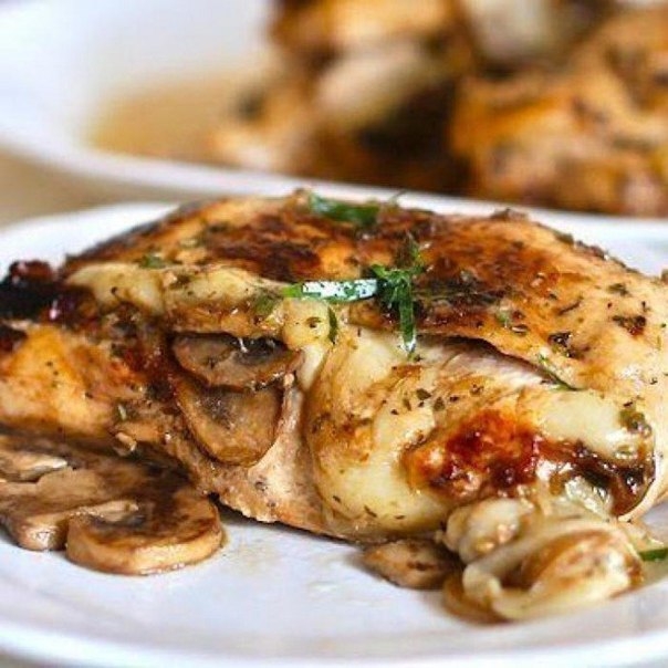 КУРИЦА,ФАРШИРОВАННАЯ ГРИБАМИ И СЫРОМ