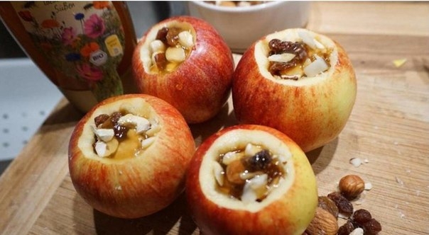 ПЕЧЕНЫЕ ЯБЛОКИ С МЕДОМ И СУХОФРУКТАМИ