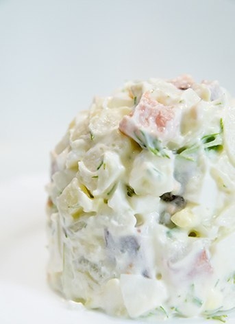 "Салат из картофеля с копченной горбушей и маринованным луком"