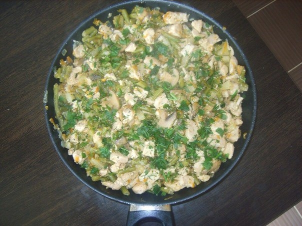 Куриное филе с зелёной фасолью, ананасами и грибами.